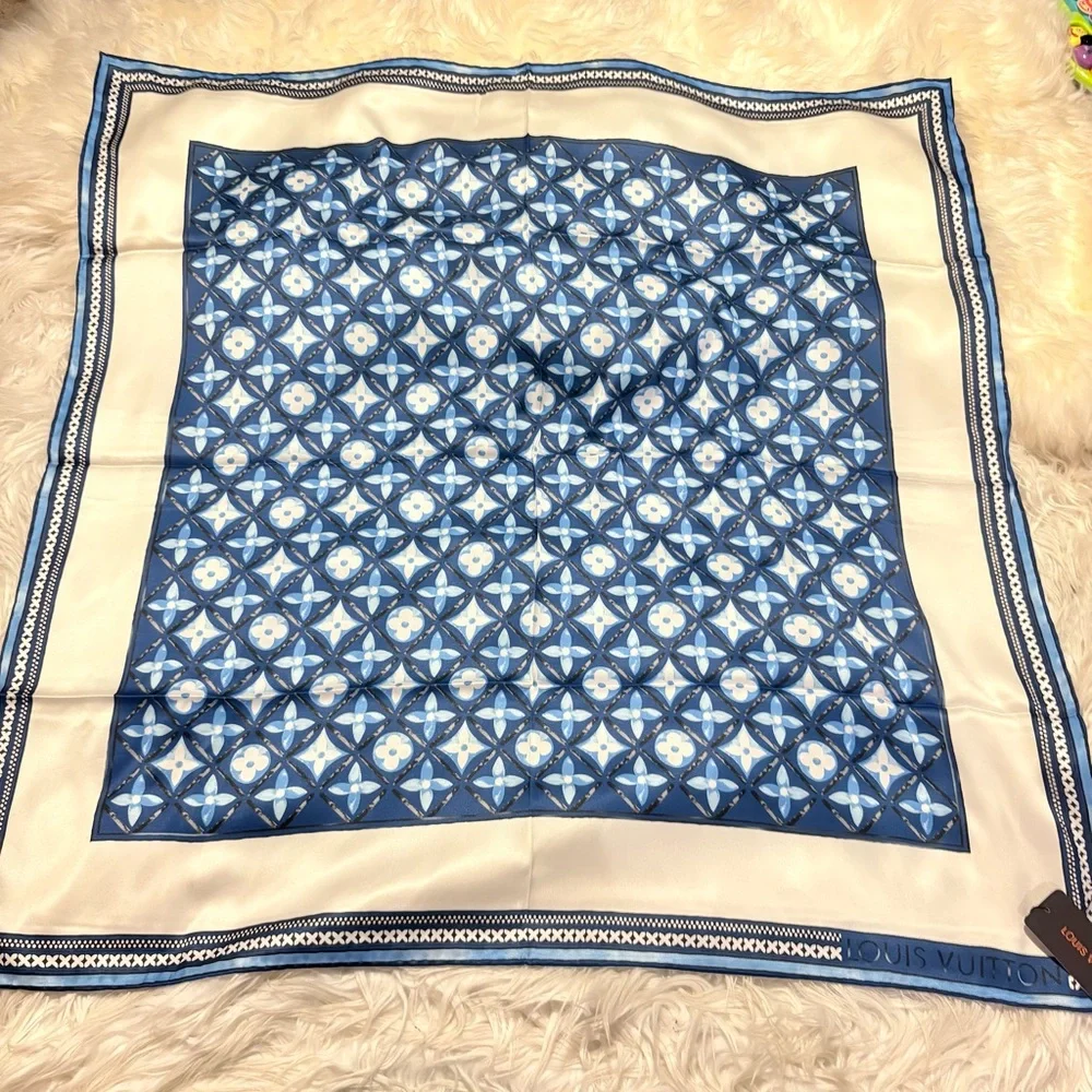 LOUIS VUlTTON monogram silk scarf size 35x35 ‼️LAST ONE LEFT